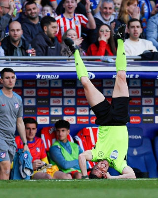 موقف صعب ومحرج لحكم مباراة أتلتيكو مدريد وإسبانيول  - صورة