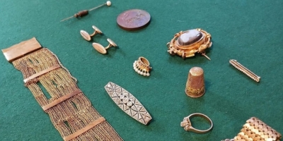 ترميم جدار بالصدفة يقود للكشف عن مجوهرات نادرة في فرنسا