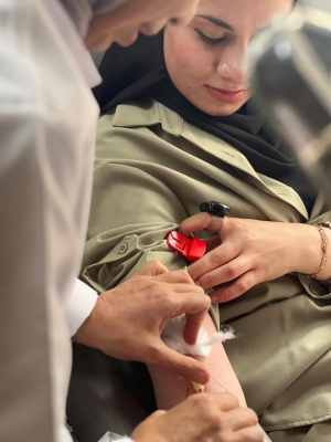 نقطة دم تعني حياة: جامعة عمان العربية تنظم حملة تبرع بالدم بمشاركة واسعة