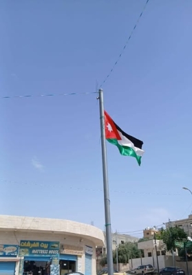 بلدية مادبا تنكّس الأعلام حداداً على وفاة البابا فرنسيس