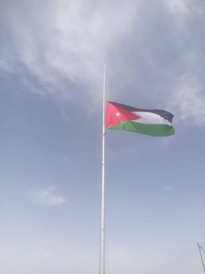 بلدية مادبا تنكّس الأعلام حداداً على وفاة البابا فرنسيس