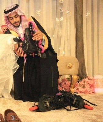 زفة على الزلاجات.. عروسان مصريان يشعلان مواقع التواصل!