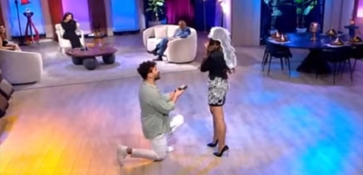 ممثل سوري يطلب يد داليدا خليل خلال برنامج تلفزيوني - صورة