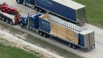 بالفيديو والصور .. انقلاب شاحنة تحمل 800 ألف دولار من العملات المعدنية