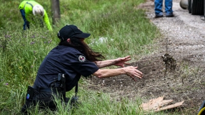 بالفيديو والصور .. انقلاب شاحنة تحمل 800 ألف دولار من العملات المعدنية