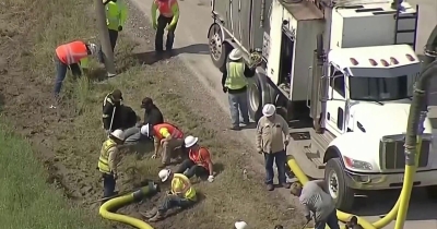 بالفيديو والصور .. انقلاب شاحنة تحمل 800 ألف دولار من العملات المعدنية