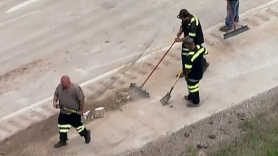 بالفيديو والصور .. انقلاب شاحنة تحمل 800 ألف دولار من العملات المعدنية