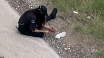 بالفيديو والصور .. انقلاب شاحنة تحمل 800 ألف دولار من العملات المعدنية