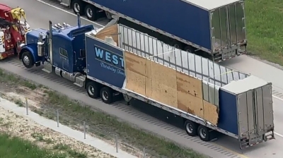 بالفيديو والصور .. انقلاب شاحنة تحمل 800 ألف دولار من العملات المعدنية