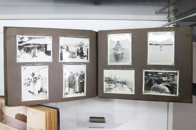 معرض أبوظبي الدولي للكتاب: يعبر الأزمنة على متن المقتنيات الأثرية