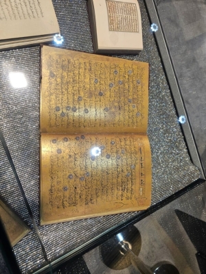 قرآن من ذهب وإنجيل من عائلة دافينشي في معرض أبوظبي للكتاب