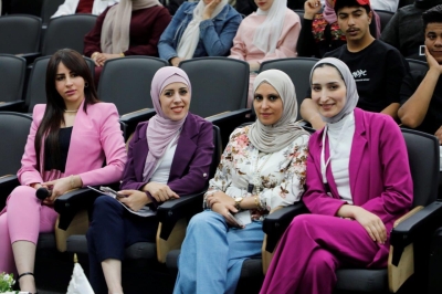 طلبة دبلوم إدارة الأعمال الدولية يعرضون مشاريعهم التطبيقية في جلسة مشتركة بجامعة عمان العربية