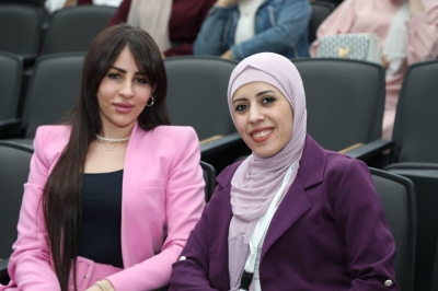 طلبة دبلوم إدارة الأعمال الدولية يعرضون مشاريعهم التطبيقية في جلسة مشتركة بجامعة عمان العربية