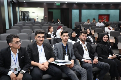 طلبة دبلوم إدارة الأعمال الدولية يعرضون مشاريعهم التطبيقية في جلسة مشتركة بجامعة عمان العربية
