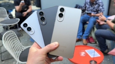 سامسونغ تتحدى آبل بهاتفها الأنحف على الإطلاق