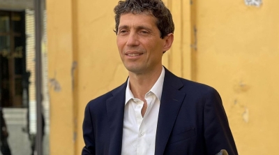 بالفيديو .. طرد نائب إيطالي خارج قاعة البرلمان بعد ظهوره مرتديًا زي شبح