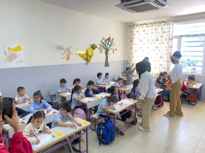 هندسة عمان العربية تنفذ مبادرة مجتمعية تفاعلية وورشة عمل في مدارس السابلة لتعزيز مفهوم علم نفس الألوان