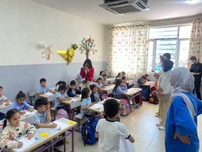 هندسة عمان العربية تنفذ مبادرة مجتمعية تفاعلية وورشة عمل في مدارس السابلة لتعزيز مفهوم علم نفس الألوان