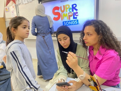 هندسة عمان العربية تنفذ مبادرة مجتمعية تفاعلية وورشة عمل في مدارس السابلة لتعزيز مفهوم علم نفس الألوان