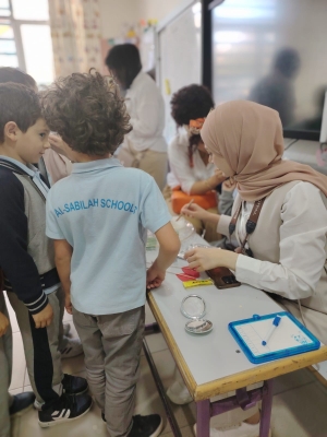 هندسة عمان العربية تنفذ مبادرة مجتمعية تفاعلية وورشة عمل في مدارس السابلة لتعزيز مفهوم علم نفس الألوان