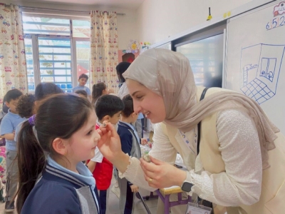 هندسة عمان العربية تنفذ مبادرة مجتمعية تفاعلية وورشة عمل في مدارس السابلة لتعزيز مفهوم علم نفس الألوان