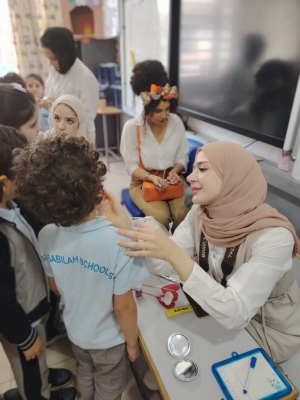 هندسة عمان العربية تنفذ مبادرة مجتمعية تفاعلية وورشة عمل في مدارس السابلة لتعزيز مفهوم علم نفس الألوان