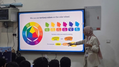 هندسة عمان العربية تنفذ مبادرة مجتمعية تفاعلية وورشة عمل في مدارس السابلة لتعزيز مفهوم علم نفس الألوان