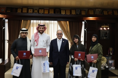 رئيس عمان الأهلية يكرم مجموعة من الطلبة السعوديين المتميزين