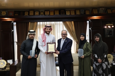 رئيس عمان الأهلية يكرم مجموعة من الطلبة السعوديين المتميزين