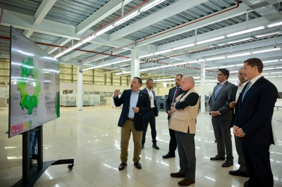 الملك يزور ثلاثة مصانع إنتاجية في مدينة الموقر الصناعية  - صور