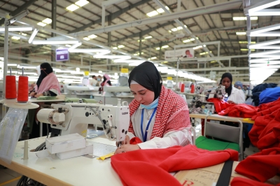 الملك يزور ثلاثة مصانع إنتاجية في مدينة الموقر الصناعية  - صور