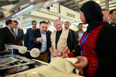 الملك يزور ثلاثة مصانع إنتاجية في مدينة الموقر الصناعية  - صور