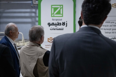 الملك يزور ثلاثة مصانع إنتاجية في مدينة الموقر الصناعية  - صور