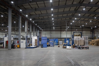 الملك يزور ثلاثة مصانع إنتاجية في مدينة الموقر الصناعية  - صور