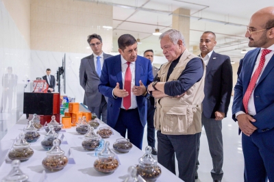 الملك يزور ثلاثة مصانع إنتاجية في مدينة الموقر الصناعية  - صور