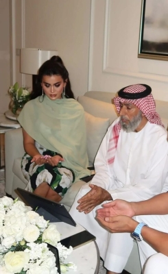 الدكتورة يومي تحتفل بزواجها بصور غامضة وخاتم يتجاوز نصف مليون دولار - صور