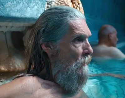 من (الأجمل في العالم) إلى مصير صادم.. فنان يثير الجدل بتغير ملامحه