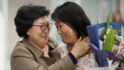 أم كورية تلتقي بابنتها بعد 44 عامًا من اختفائها .. وتقاضي الحكومة لهذه الاسباب