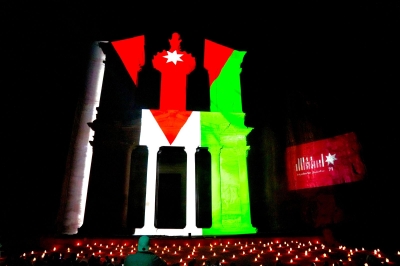 إضاءة خزنة البترا بألوان العلم الأردني احتفاءً بعيد الاستقلال التاسع والسبعين