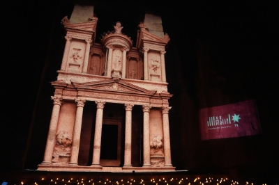 إضاءة خزنة البترا بألوان العلم الأردني احتفاءً بعيد الاستقلال التاسع والسبعين