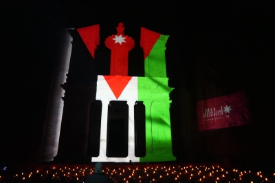 إضاءة خزنة البترا بألوان العلم الأردني احتفاءً بعيد الاستقلال التاسع والسبعين