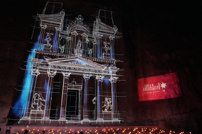 إضاءة خزنة البترا بألوان العلم الأردني احتفاءً بعيد الاستقلال التاسع والسبعين