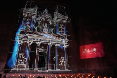 إضاءة خزنة البترا بألوان العلم الأردني احتفاءً بعيد الاستقلال التاسع والسبعين