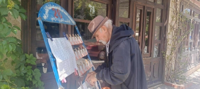 ‏ حارس اللويبدة يجلس على كرسيه منذ عشرات السنين لبيع اوراق اليانصيب  - صور