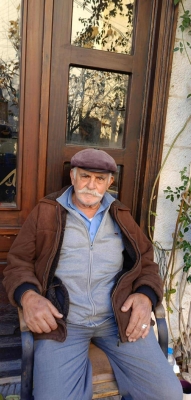 ‏ حارس اللويبدة يجلس على كرسيه منذ عشرات السنين لبيع اوراق اليانصيب  - صور