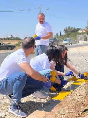 البنك الاردني الكويتي ينفذ حملة لموظفيه لطلاء أرصفة مساره المتبنى على طريق السلط-ارميمين.