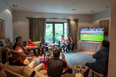 الملك يتابع مباراة النشامى في لندن - صور