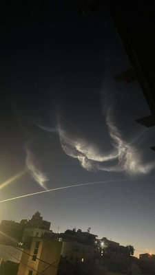 سحب مضيئة نادرة تزيّن سماء الأردن فجراً بفعل إطلاق صاروخي