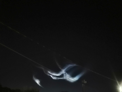 سحب مضيئة نادرة تزيّن سماء الأردن فجراً بفعل إطلاق صاروخي