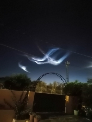 سحب مضيئة نادرة تزيّن سماء الأردن فجراً بفعل إطلاق صاروخي